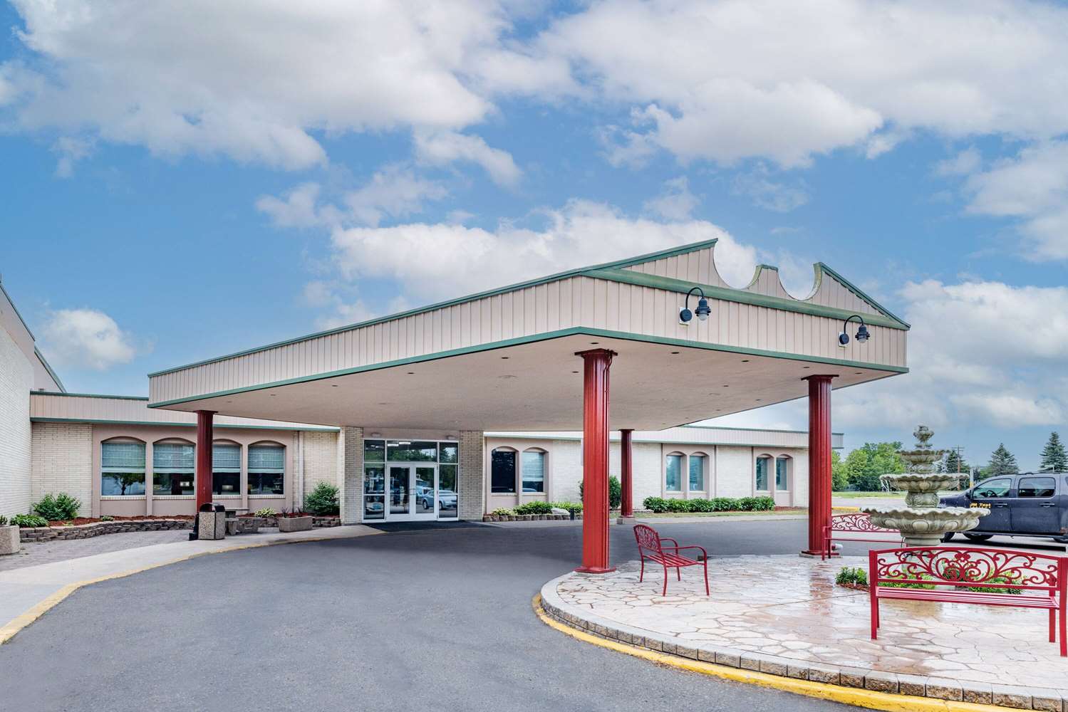 Ramada By Wyndham Grand Forks 1/40