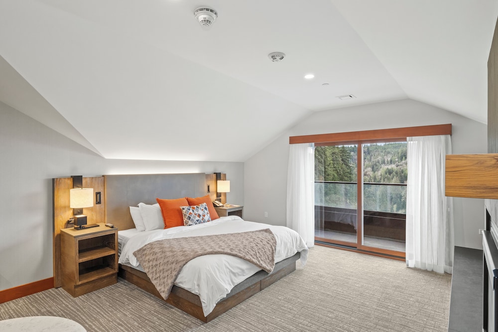 Waterfall, Junior Suite, King Bed