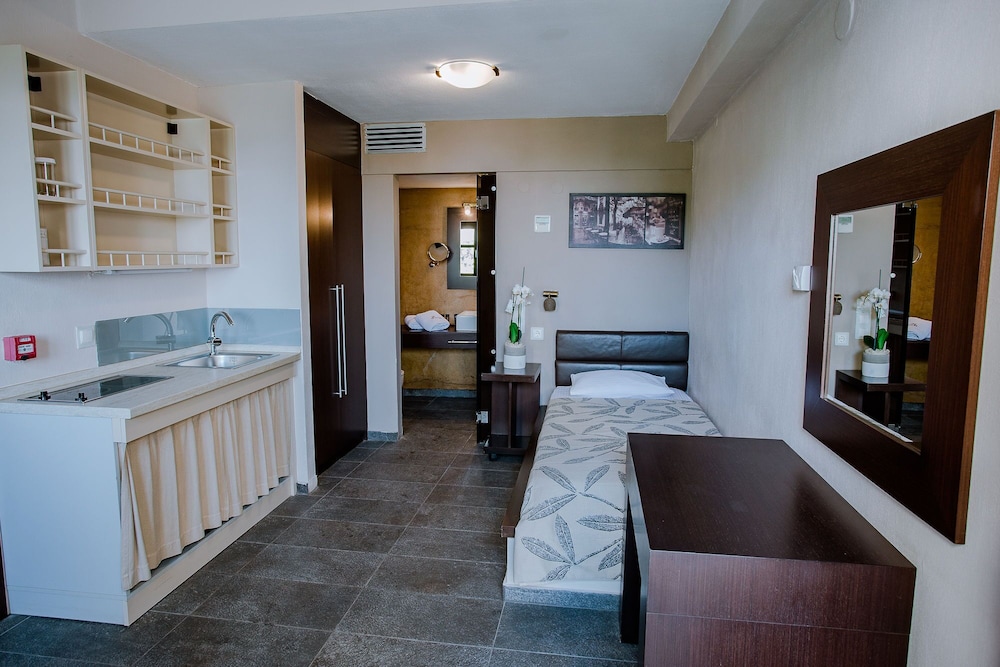 12 Months Luxury Resort 62/88