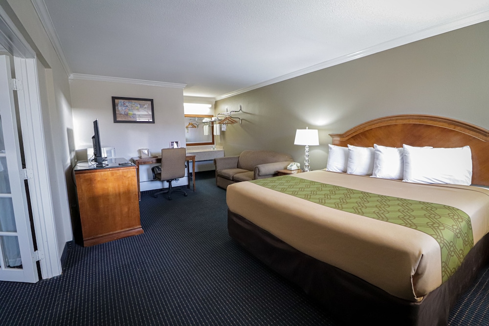 University Inn Suites 8/39