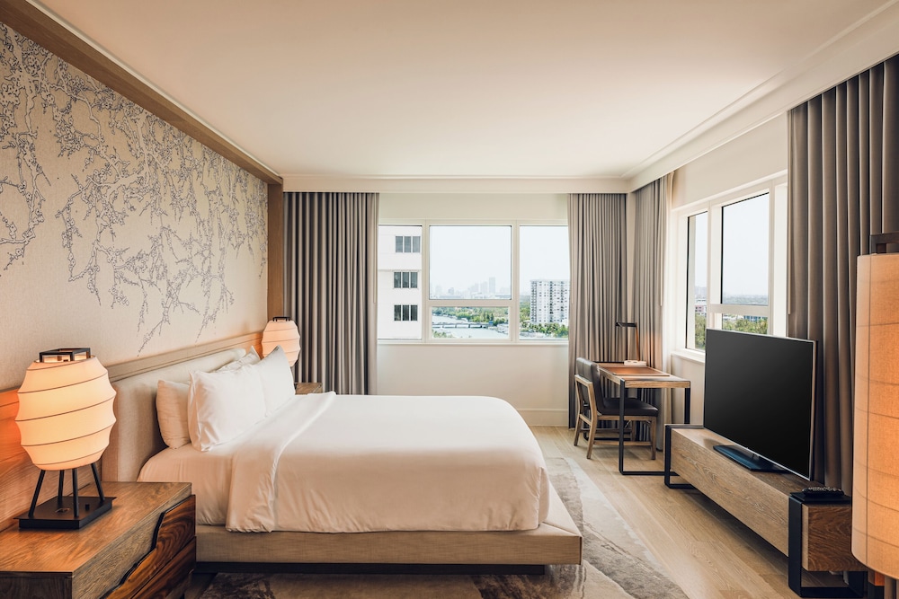 Junior Suite, King Bed, Bay View, Accessible