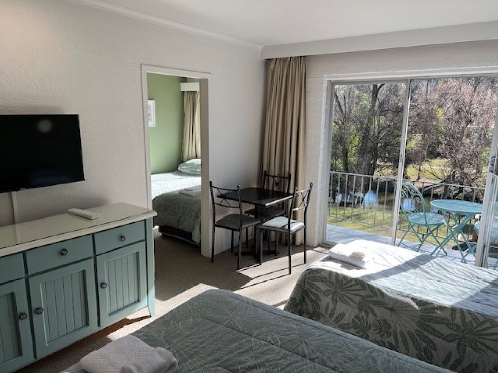RIVERBANK PARK MOTEL 22/63
