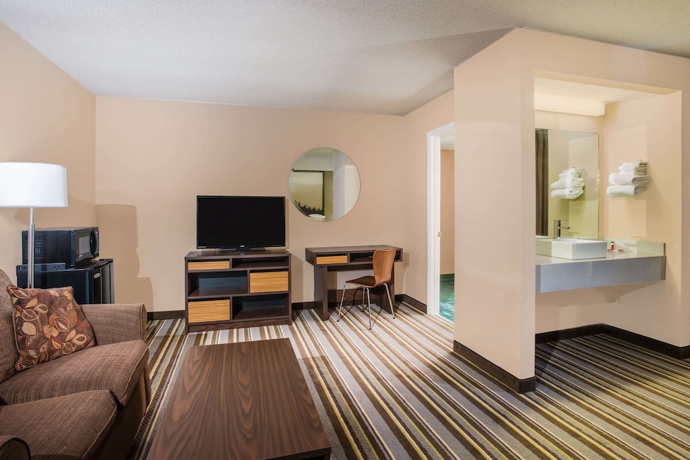 Super 8 By Wyndham Sevierville Riverside 28/45