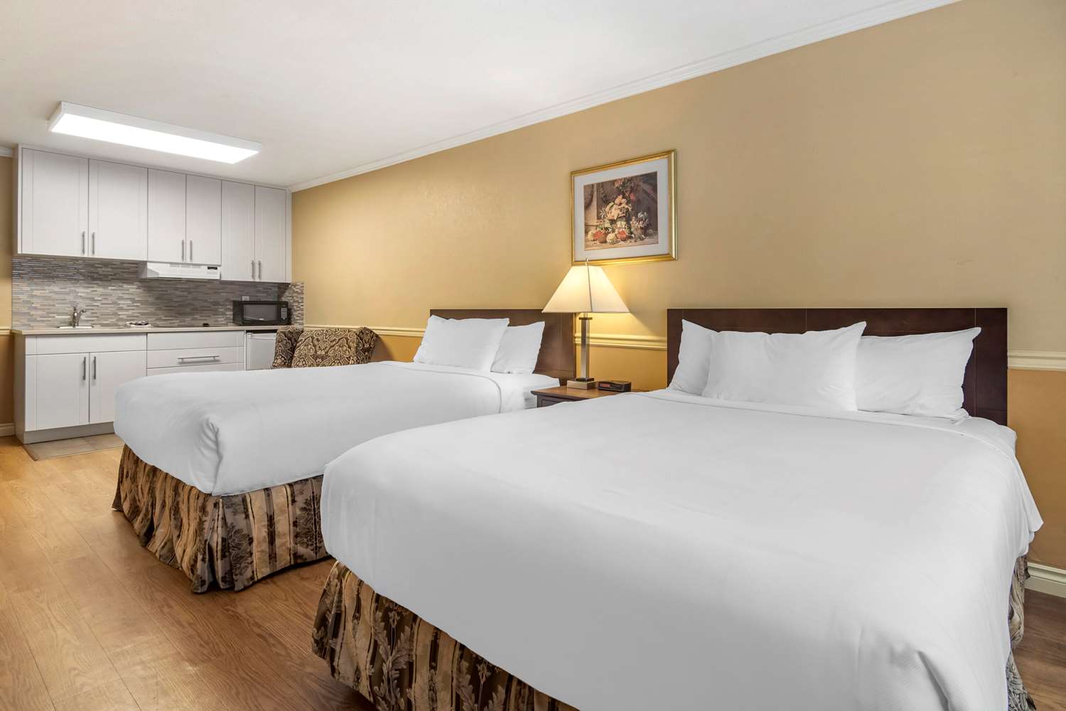 EFFICIENCY, 2 QUEEN BEDS