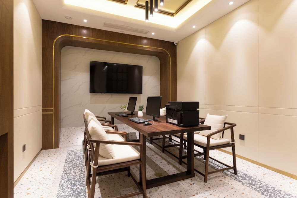 Nostalgia S Hotel (Beijing Nest-type Olympic Stadium Center) 49/57