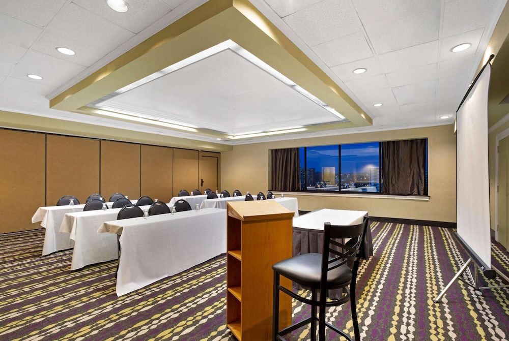 La Quinta Inn & Suites by Wyndham Springfield MA 36/43
