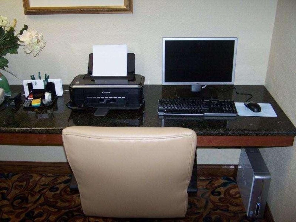 Country Inn & Suites by Radisson Wilson, NC 22/25