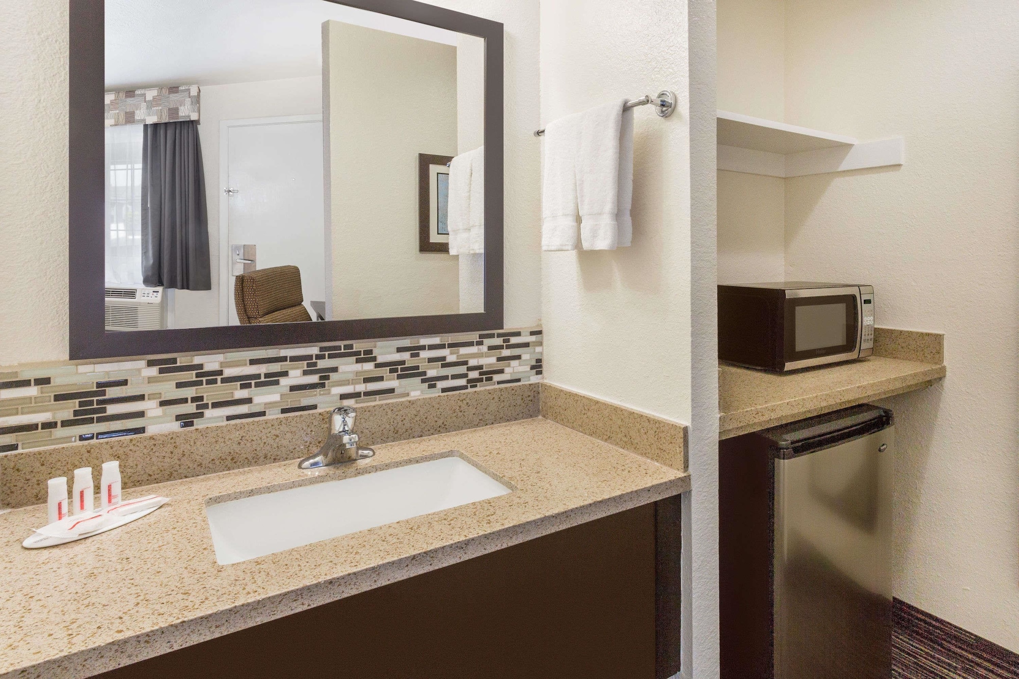 غرفة بسرير كينج مع أريكة، Ramada By Wyndham Monterey 4/4