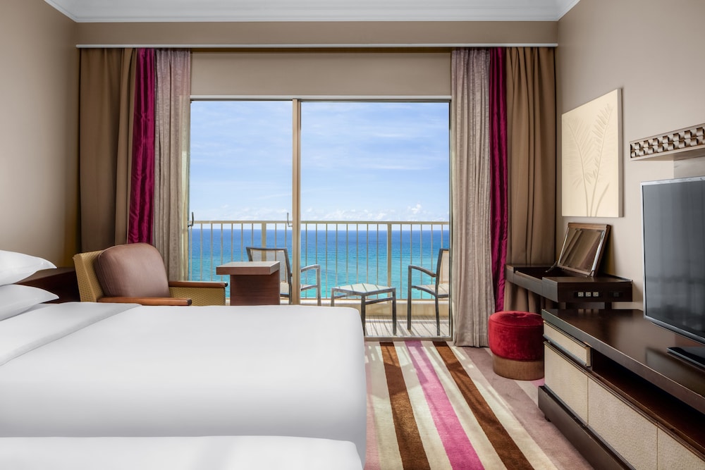 SUITE, OCEAN FRONT, CLUB LOUNGE ACCESS, CORNER