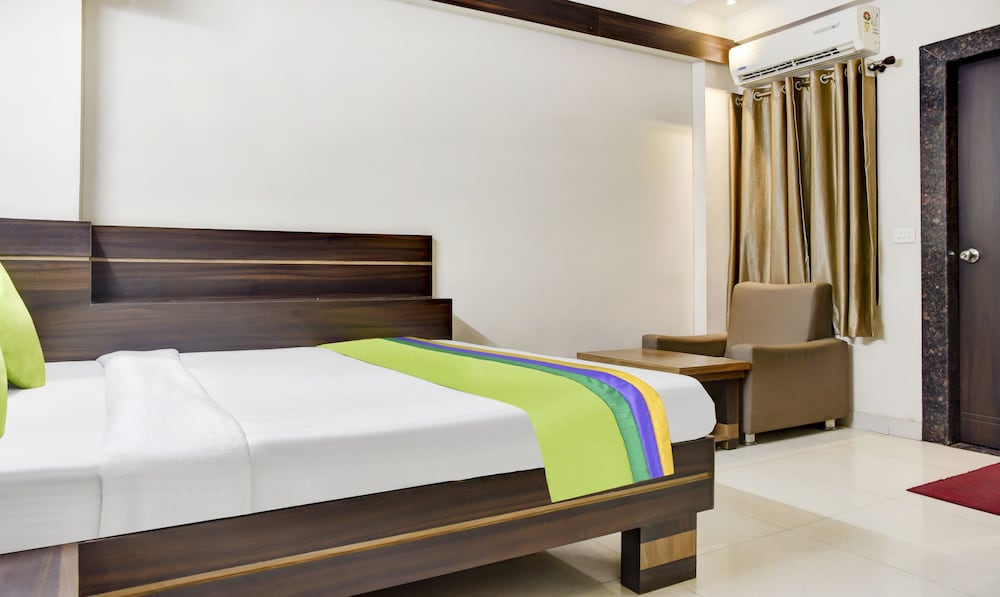 Oyo Rooms Sargam Cinemas 16/50