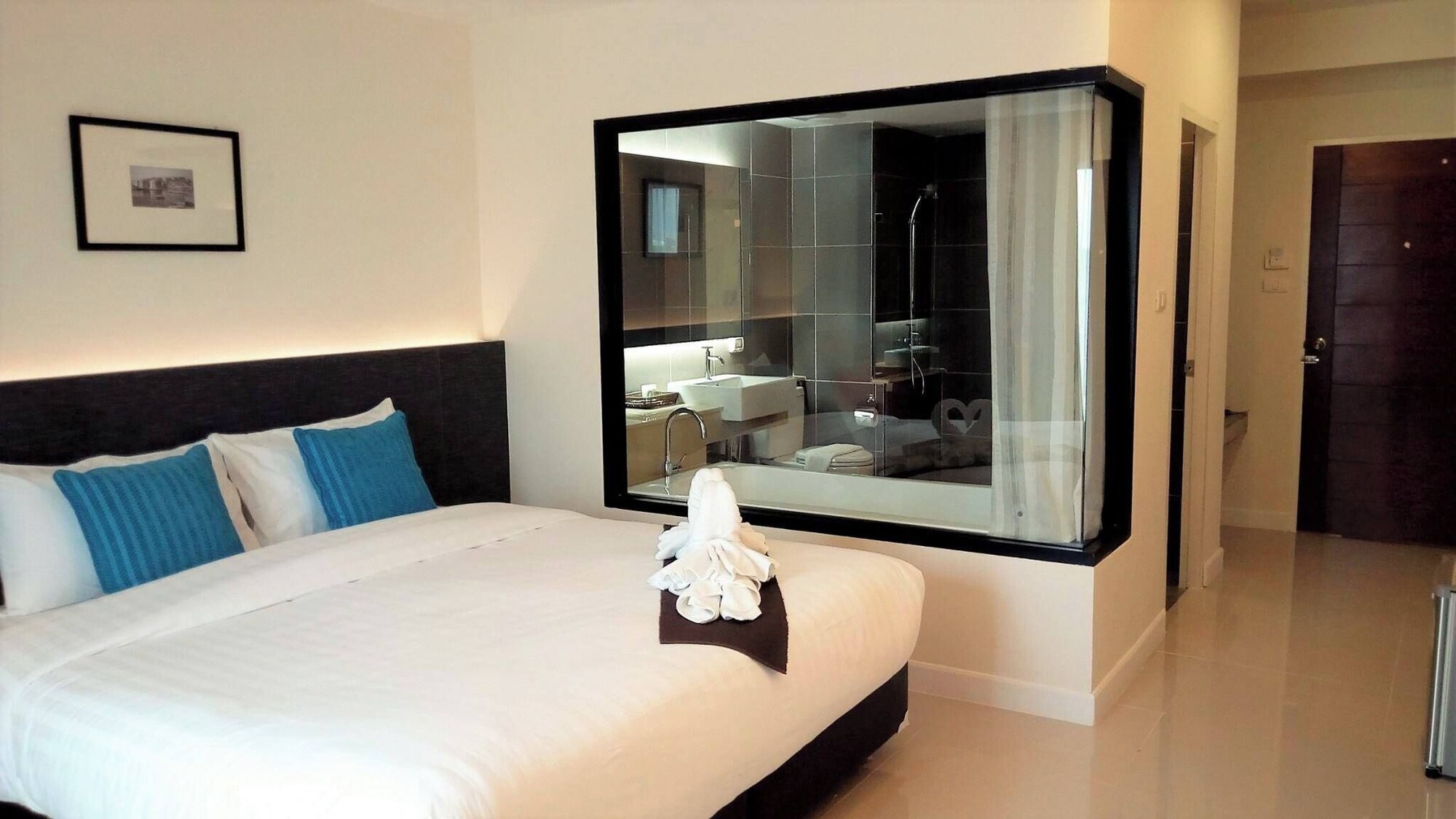 DELUXE, DOUBLE BED, BATHTUB