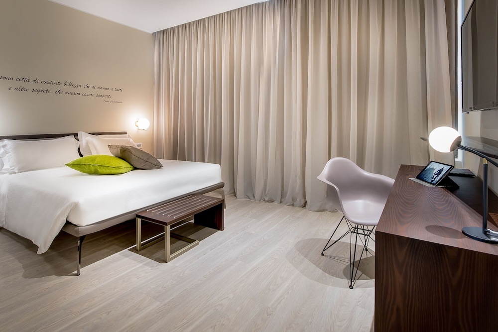 DESIGN, KING BED, CITY VIEW