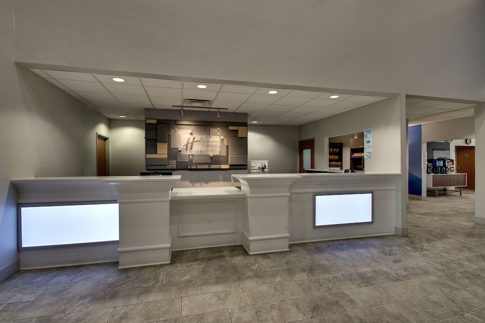 Holiday Inn Express & Suites Chicago North-Waukegan-Gurnee 3/50