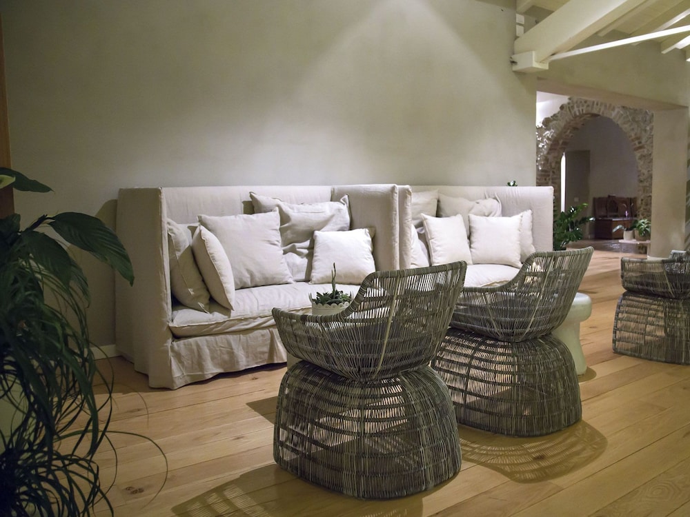 Tale Restaurant & Suite 54/75