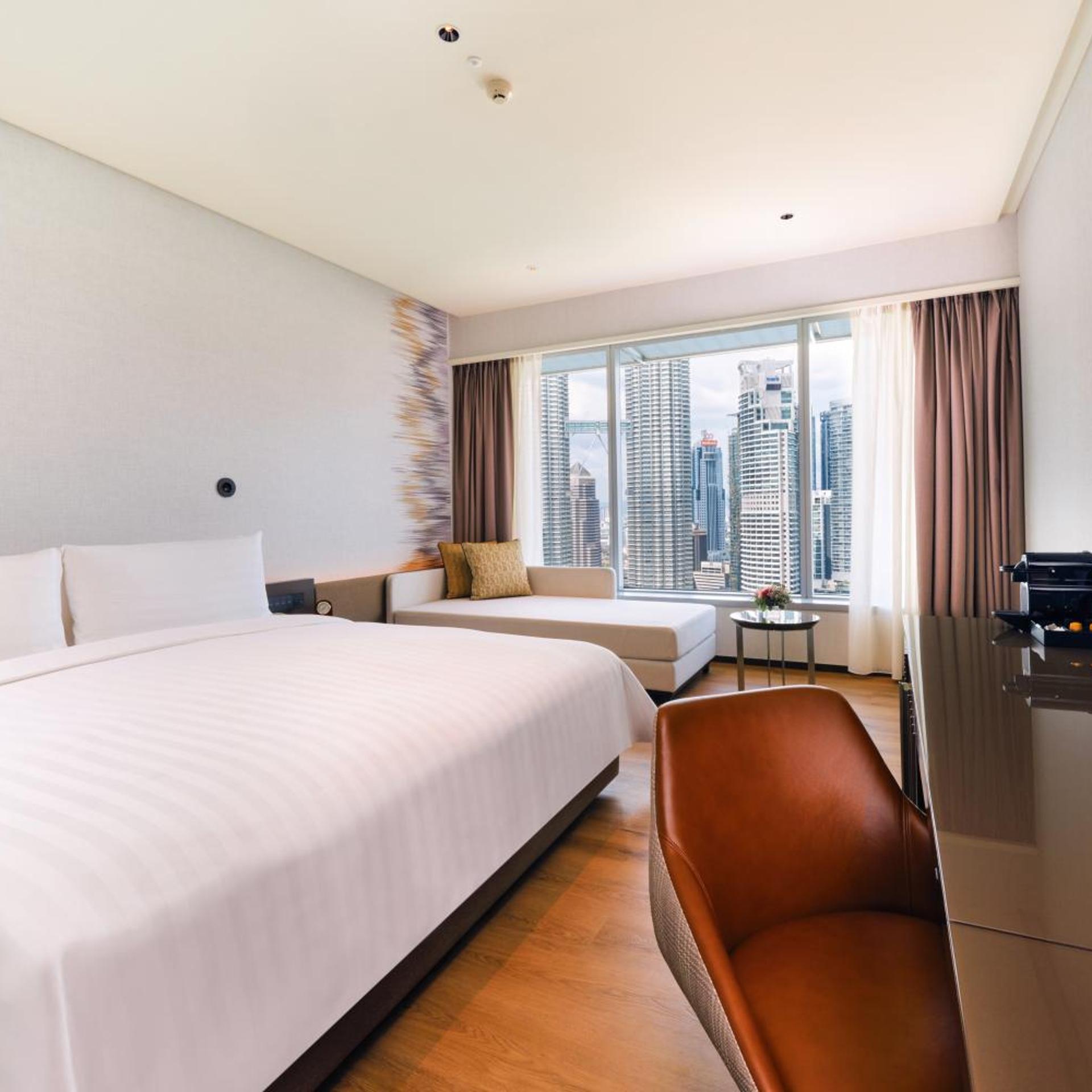 Renovated, Traders, Club, King Bed, Twin Towers View