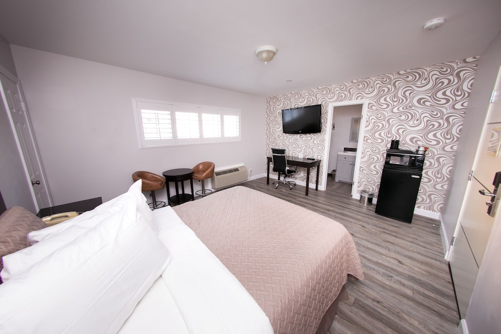 ROOM, QUEEN BED