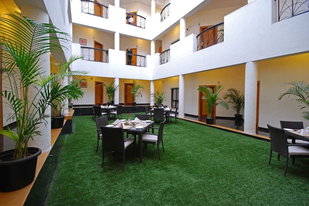 Phoenix Hotel 45/50