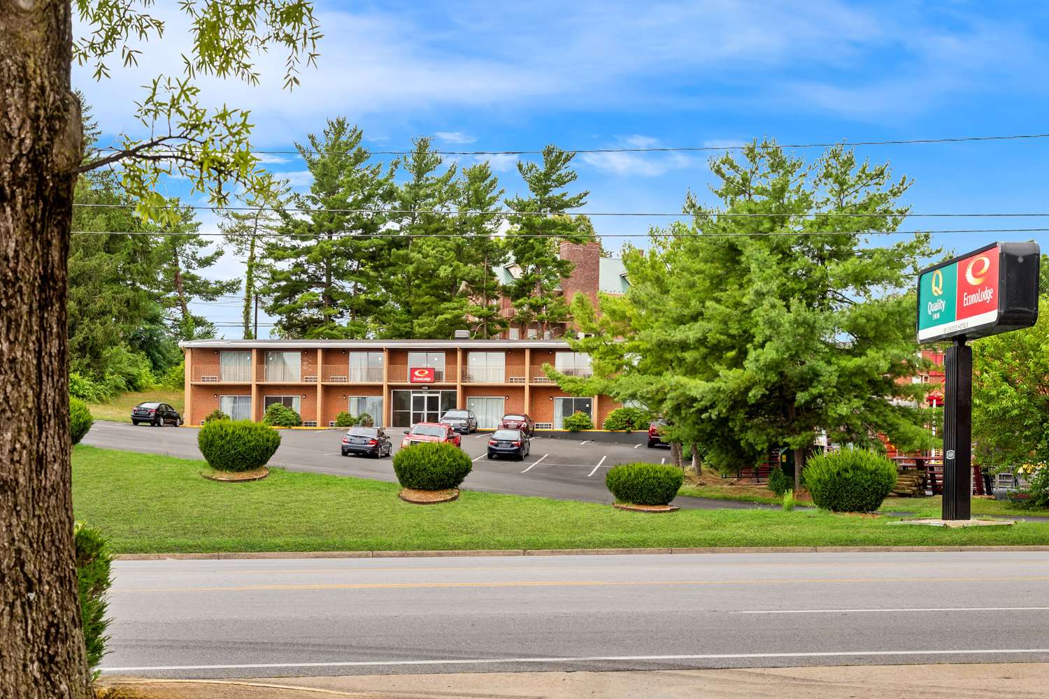 Econo Lodge Waynesboro - Skyline Drive, VA 20/24