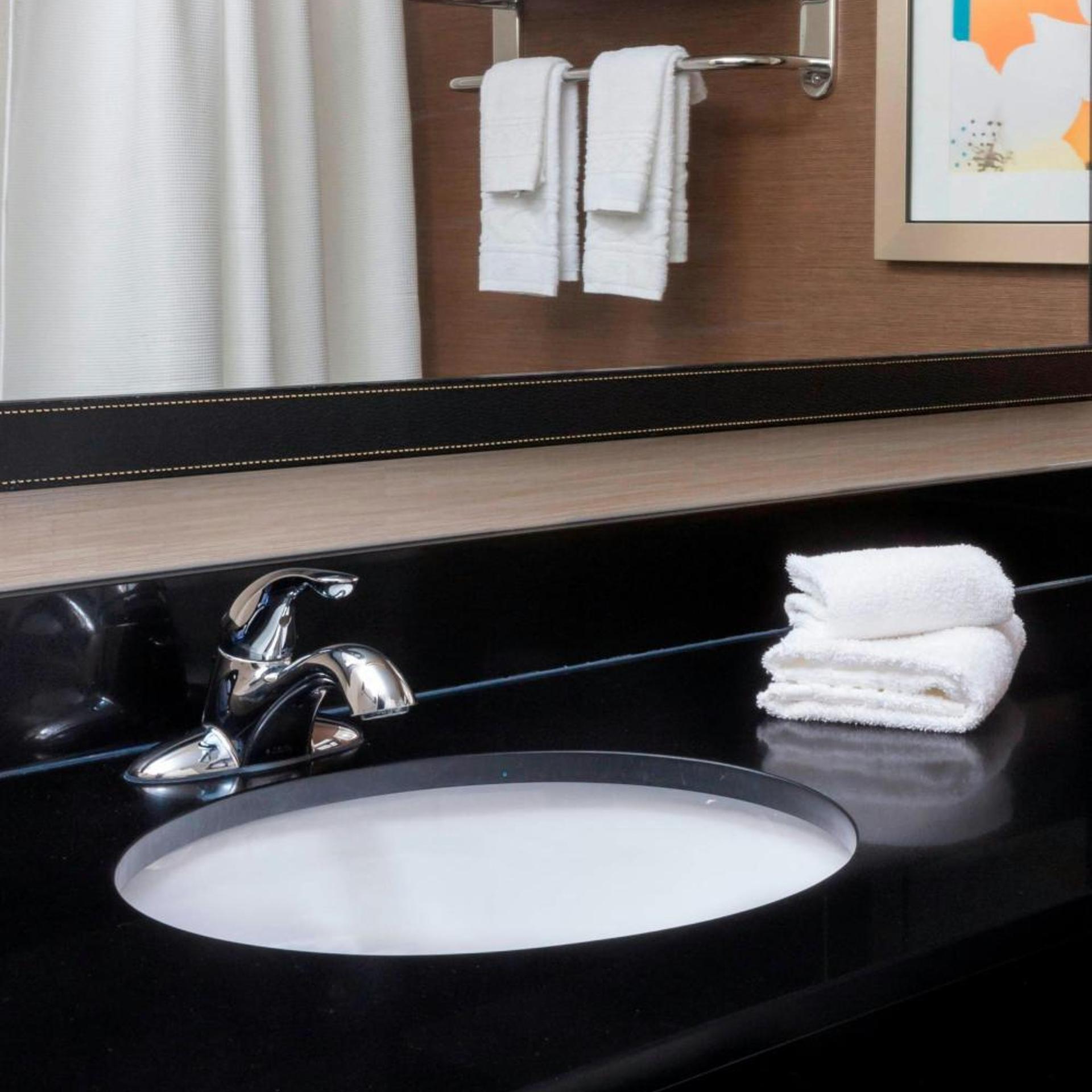 غرفة بسرير كينج وسريرين كوين، Fairfield Inn Lubbock 2/3