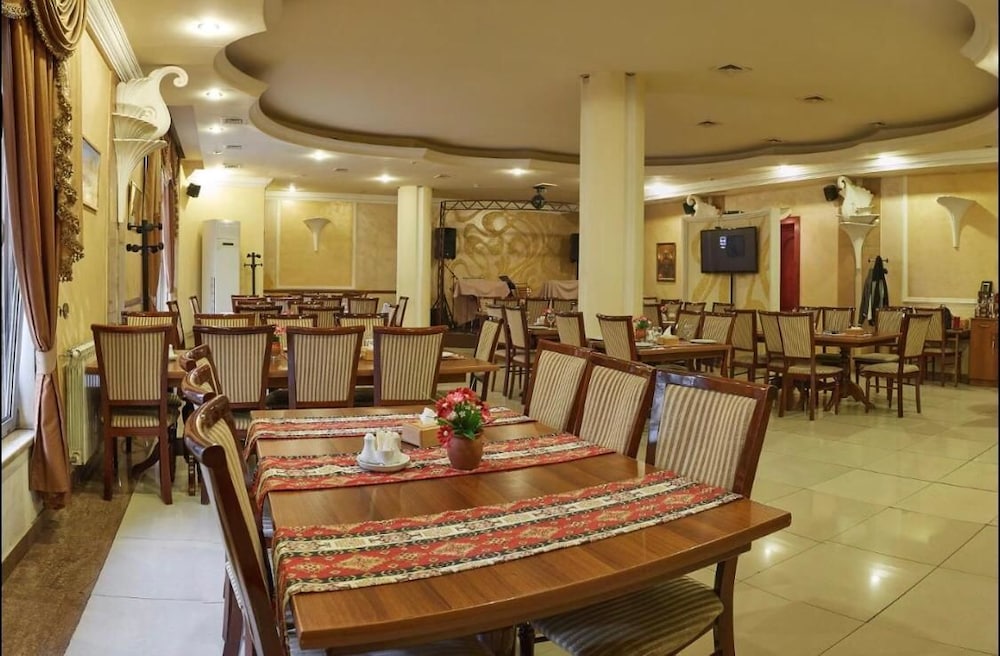 Bella Hotel 44/50