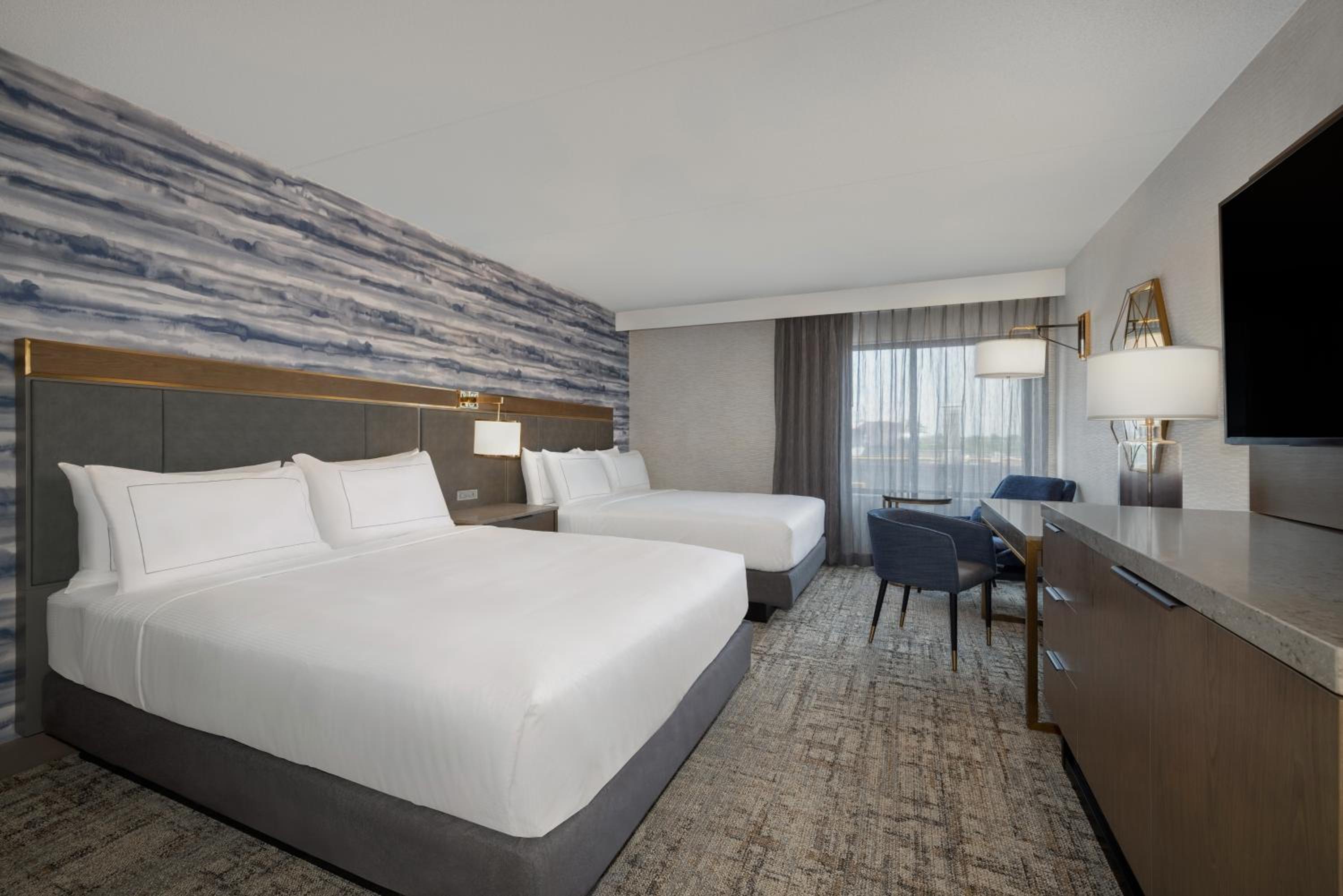 غرفة بسرير كينج وسريرين كوين، DoubleTree by Hilton Kingston 2/6