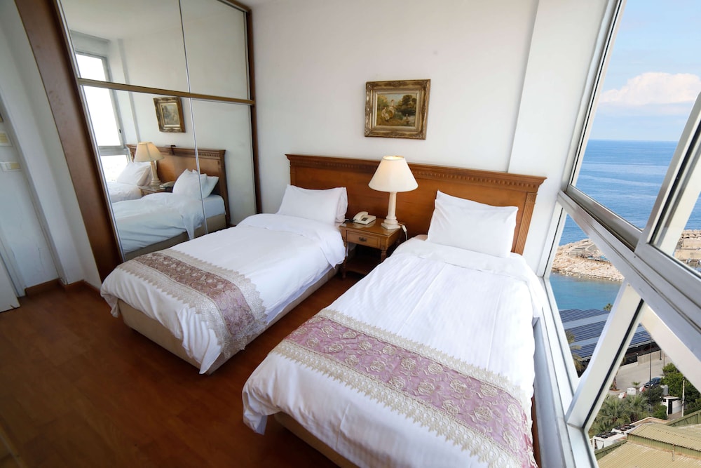 Holiday Home Suites 16/48