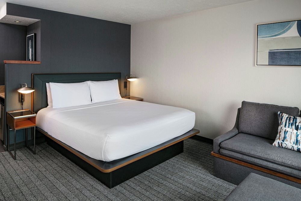 Room, King Bed, Water View, Accessible