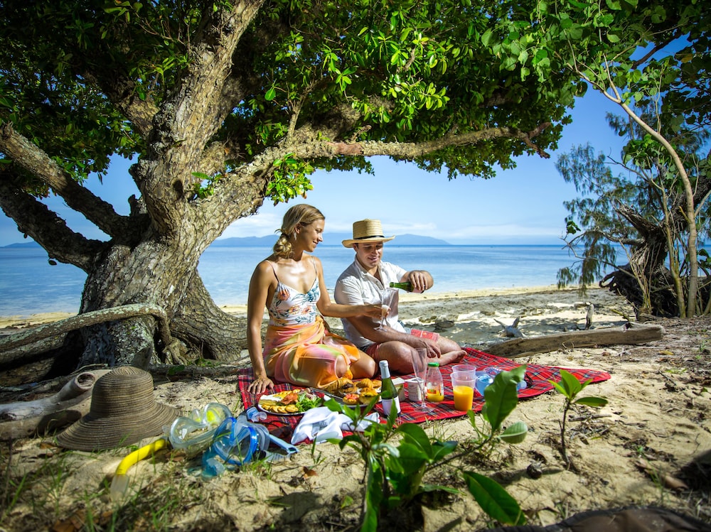 GREEN ISLAND RESORT 16/28