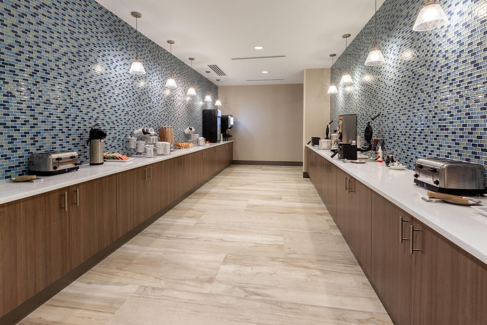 La Quinta Inn & Suites by Wyndham Middletown-Goshen 6/36