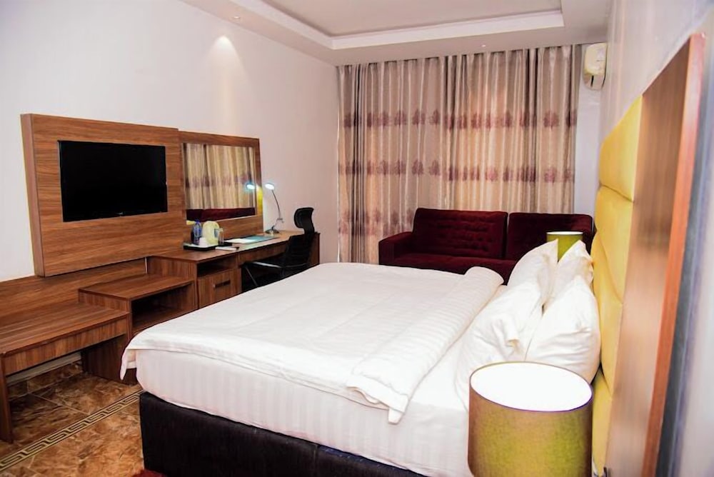 Grand Hyatt Hotels 16/50
