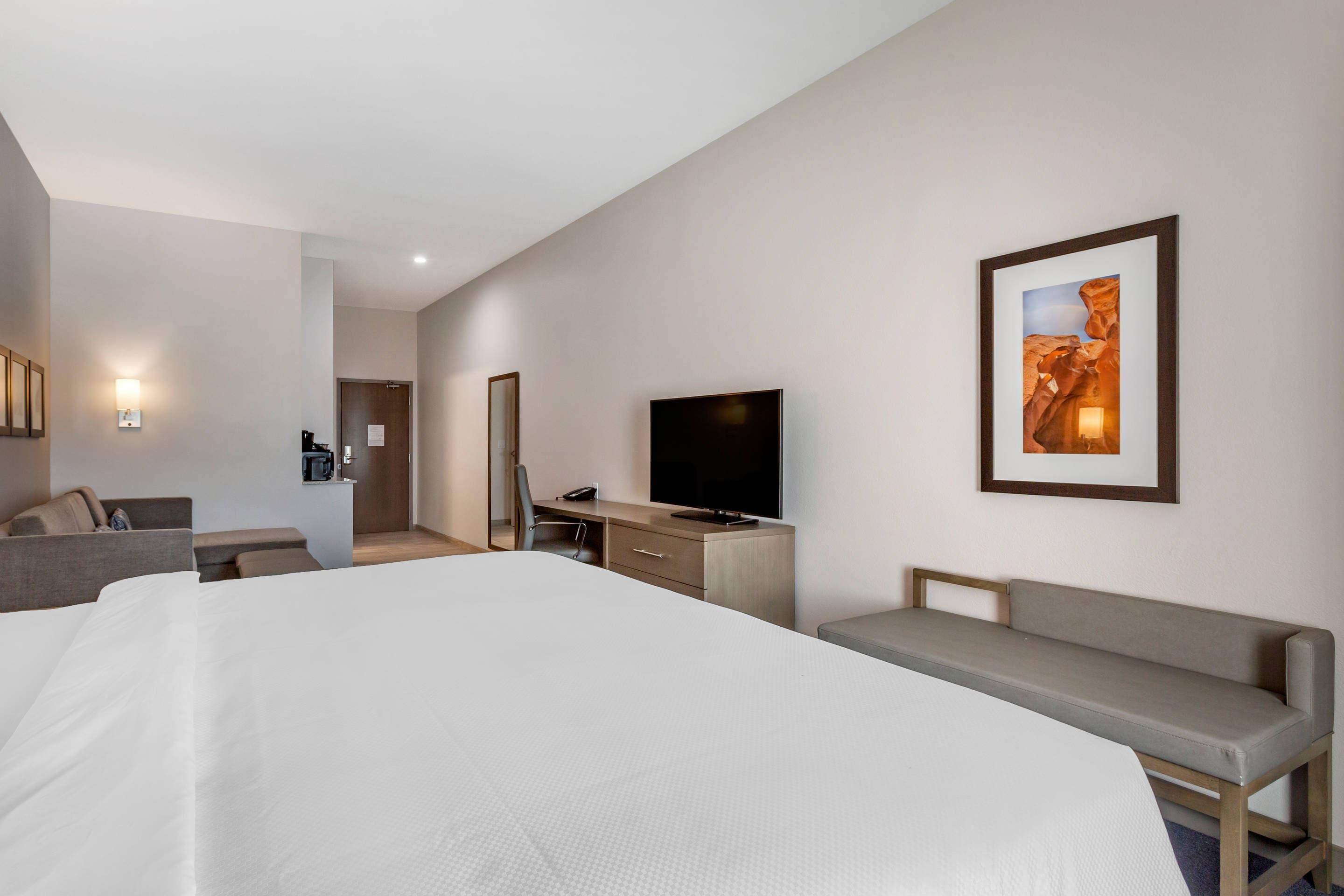 SUITE, KING BED, ACCESSIBLE