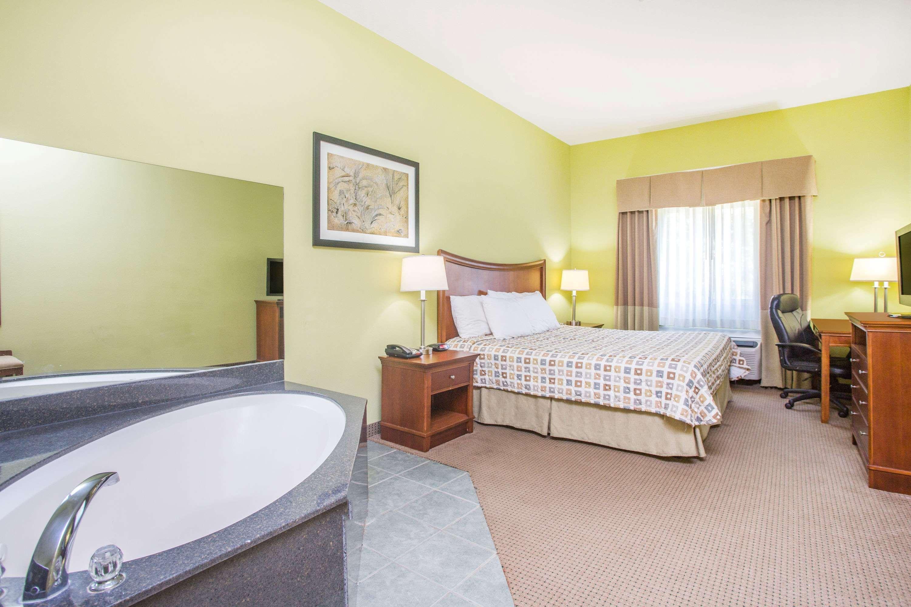 Days Inn & Suites by Wyndham Swainsboro 13/21