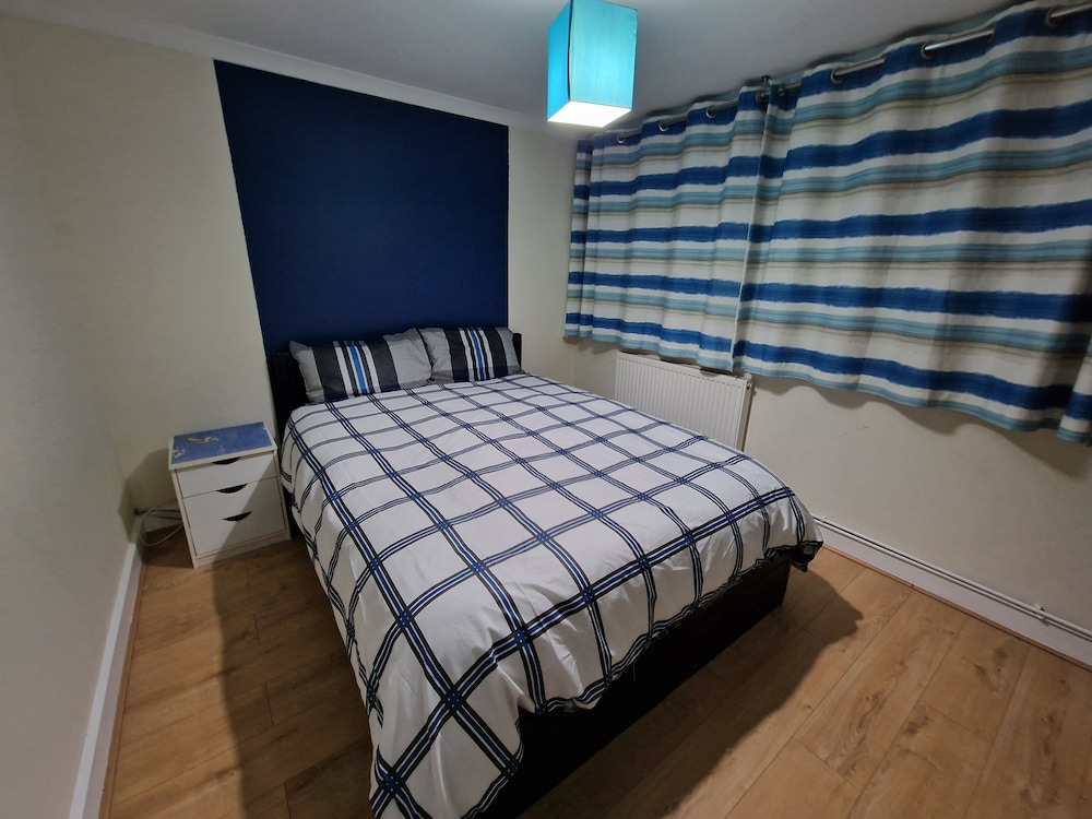 SnoozeDen Chalvey - Free Parking, Near M4 J6 13/35