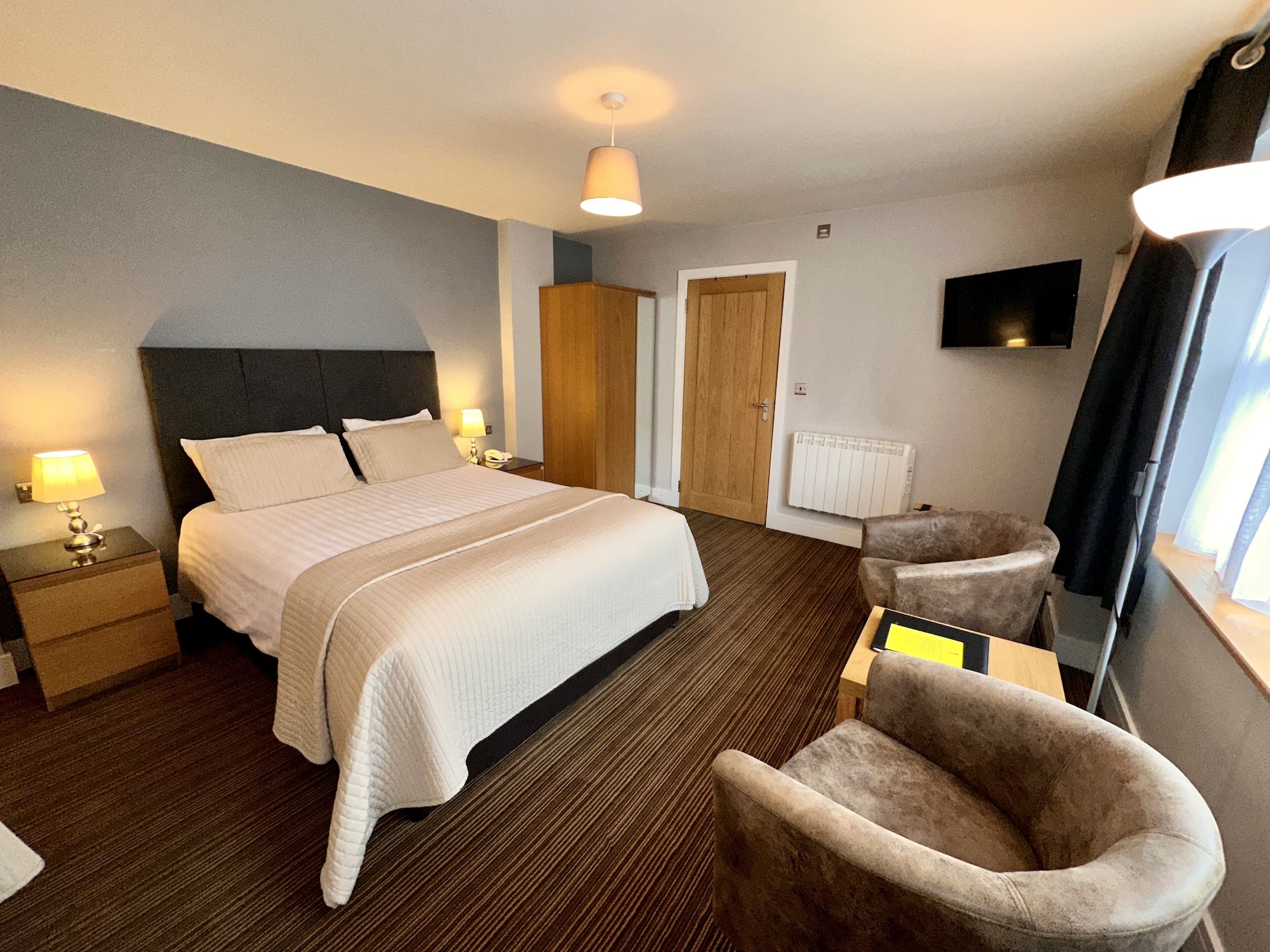 غرفة تنفيذية بسريرين منفصلين وسرير كينج وسرير فردي، Spilman Hotel 2/10