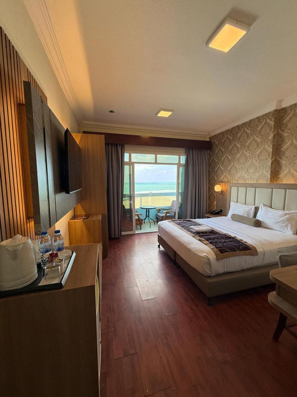 غرفة ديلوكس بسرير كينج بإطلالة على البحر بشرفة، Mermaid Beach Hotel 2/10