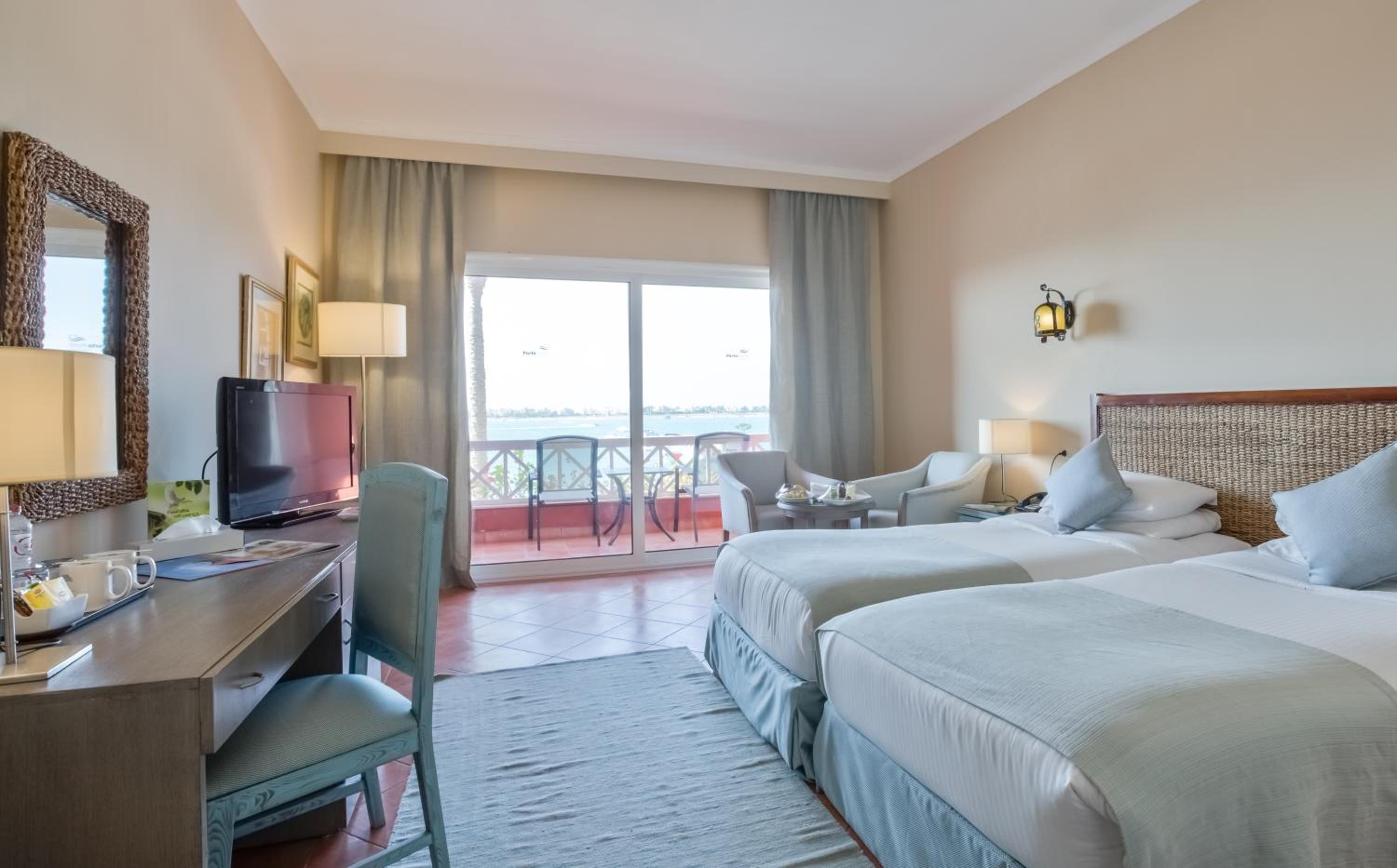 غرفة بسرير مزدوج أو سريرين منفصلين بإطلالة على البحر، M Hotels at Porto Marina 4/9