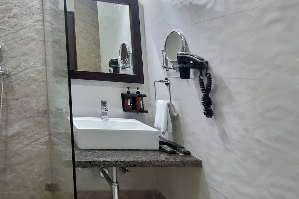 غرفة بريميوم بسرير كينج، HOTEL LABH GARH PALACE 8/8