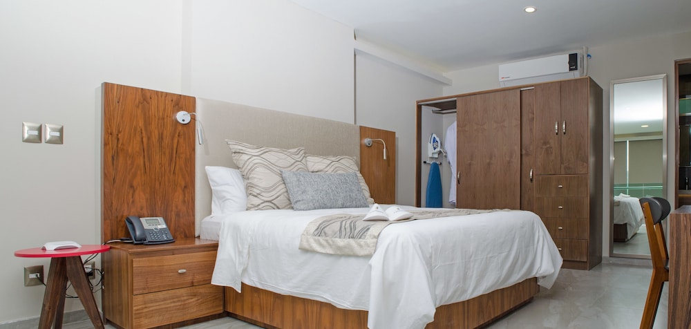 J. Towers Hotel Suites 17/68