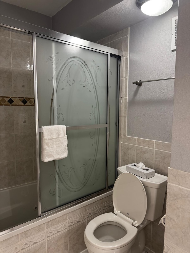Executive Inn - Fort Lee 41/44