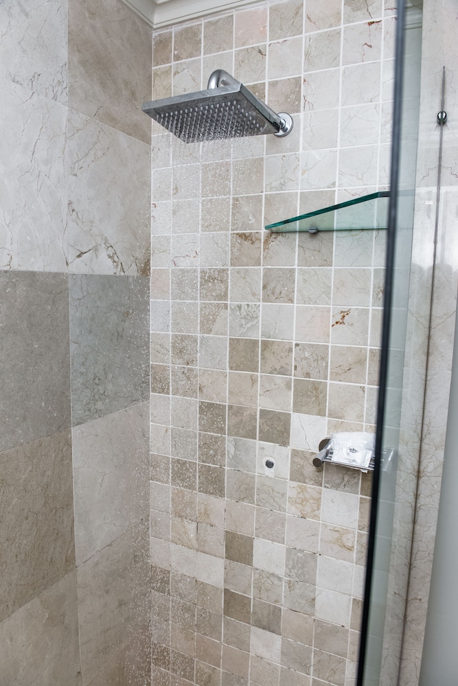 غرفة بسرير كينج بغرفتي نوم، Belaire Suites 6/6