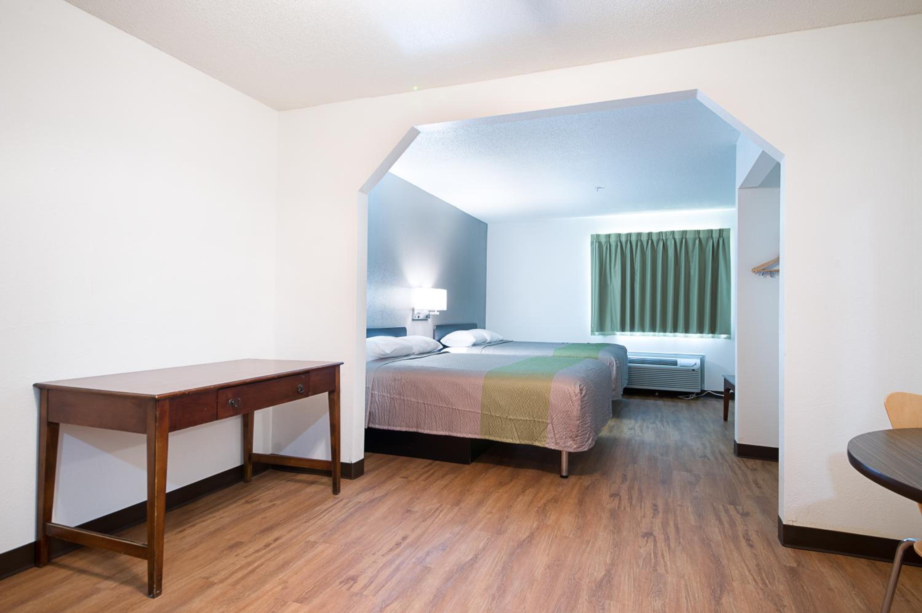 2 Queen Beds - Non-Smoking, Micfridge