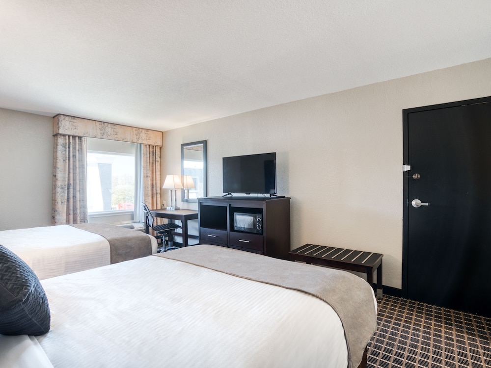 room, 2 queen beds, accessible