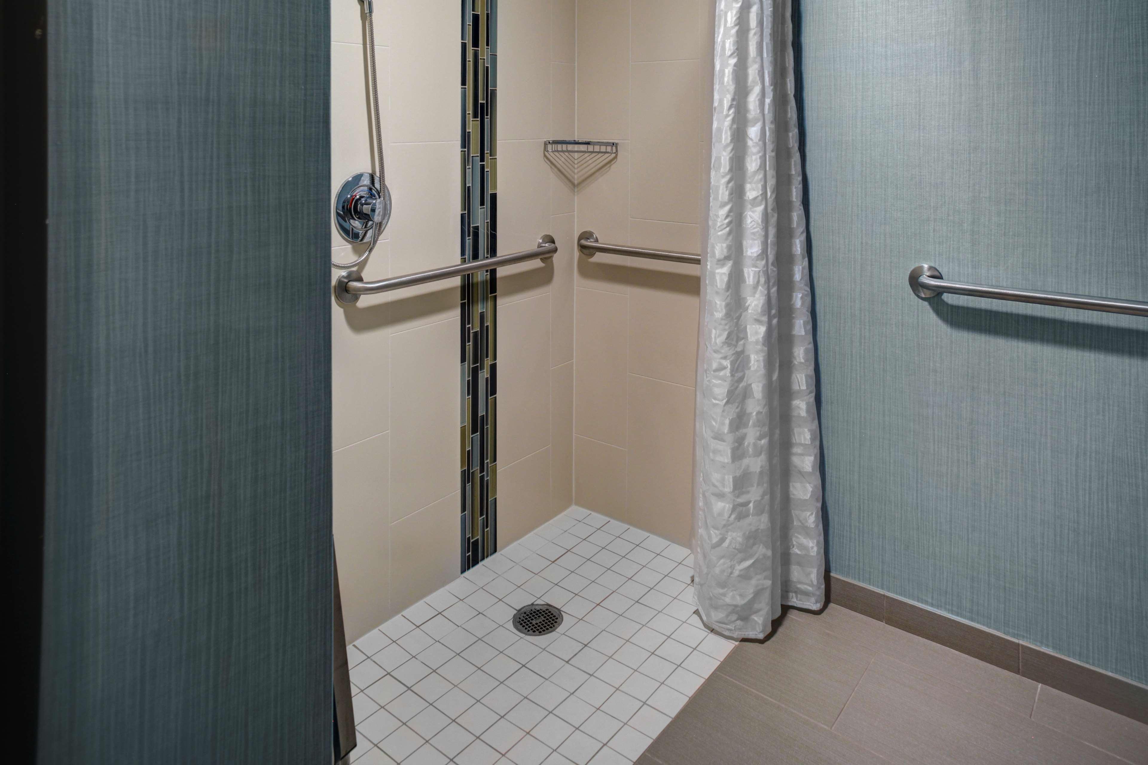 Guest Room, King Bed, Hyatt Place Nashville Opryland 6/6