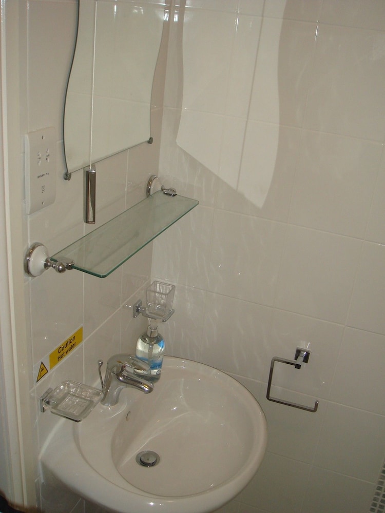 Watersedge Guest House 39/43