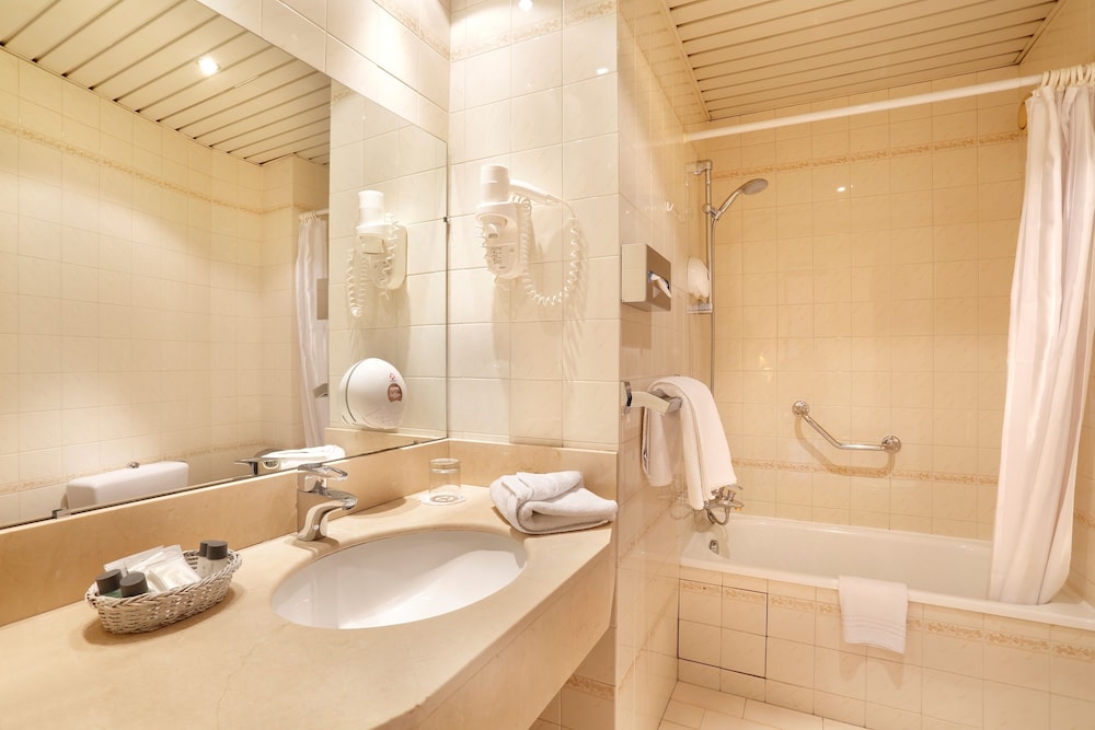 The Originals City Hotel Paix Republique Paris 50/50
