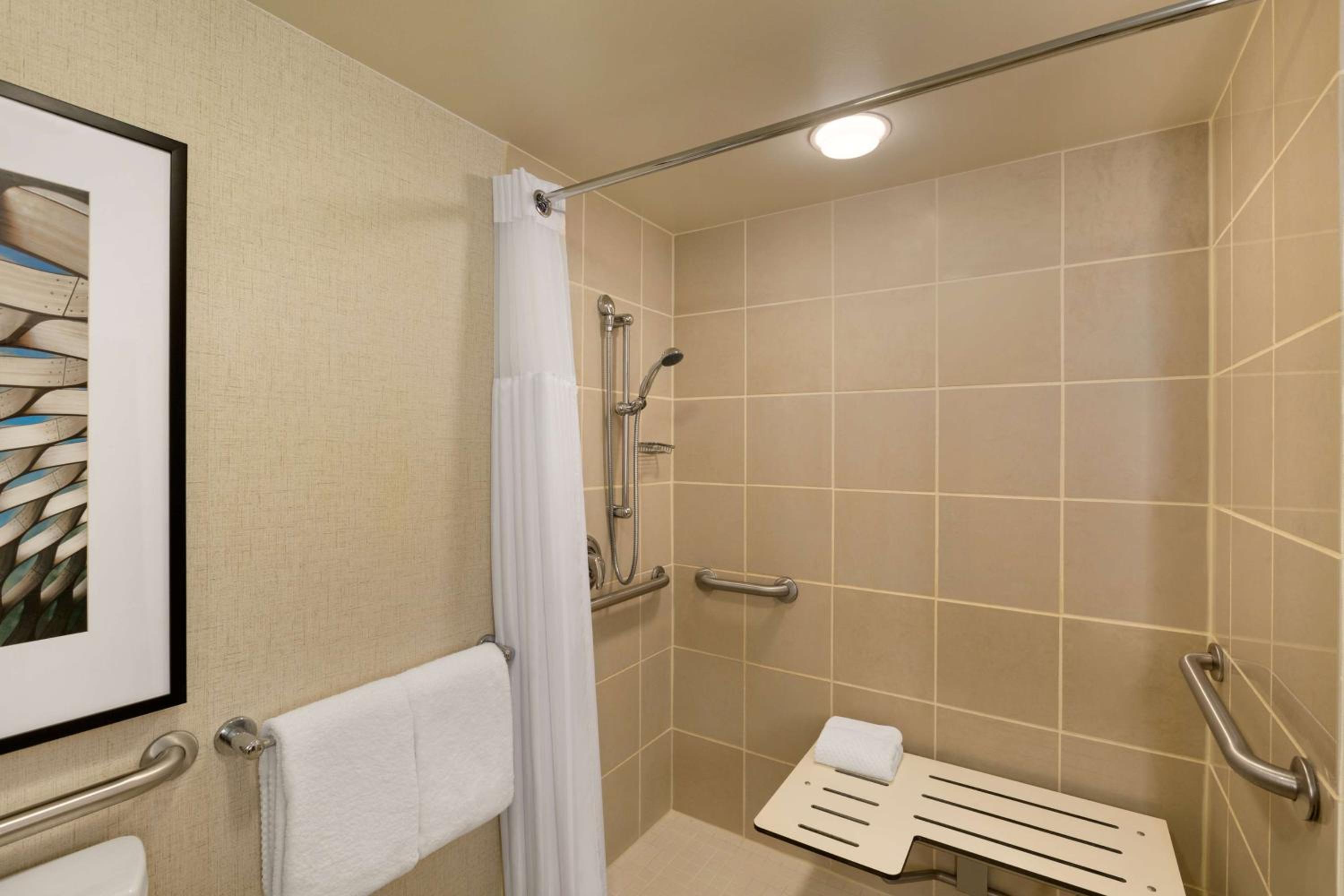 جناح بسريرين مزدوجين بغرفة نوم واحدة مع أريكة لذوي الإعاقة، Hilton Chicago Magnificent Mile Suites 4/4