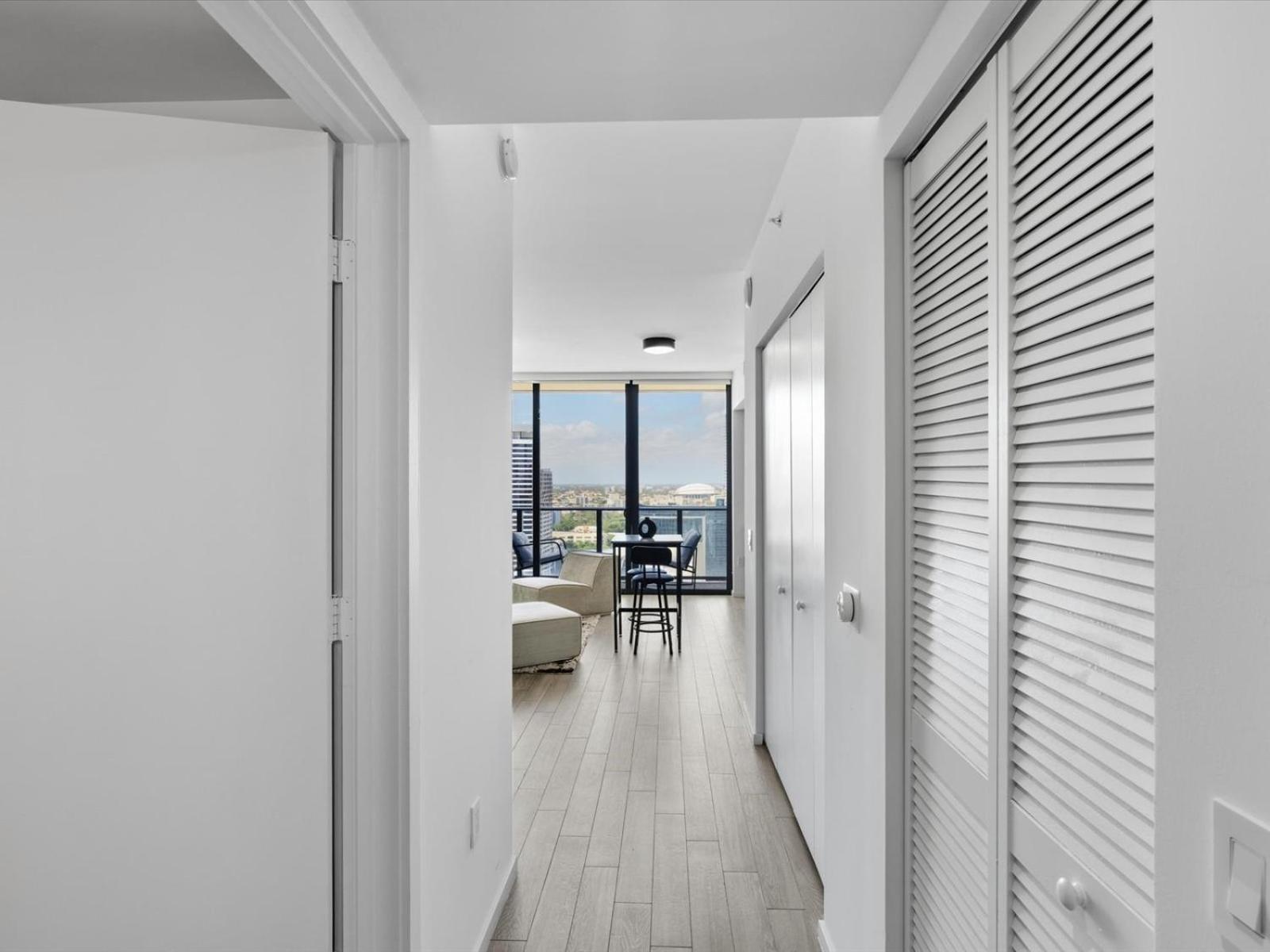 29th Floor Balcony Studio Miami Skyline Views 11/31