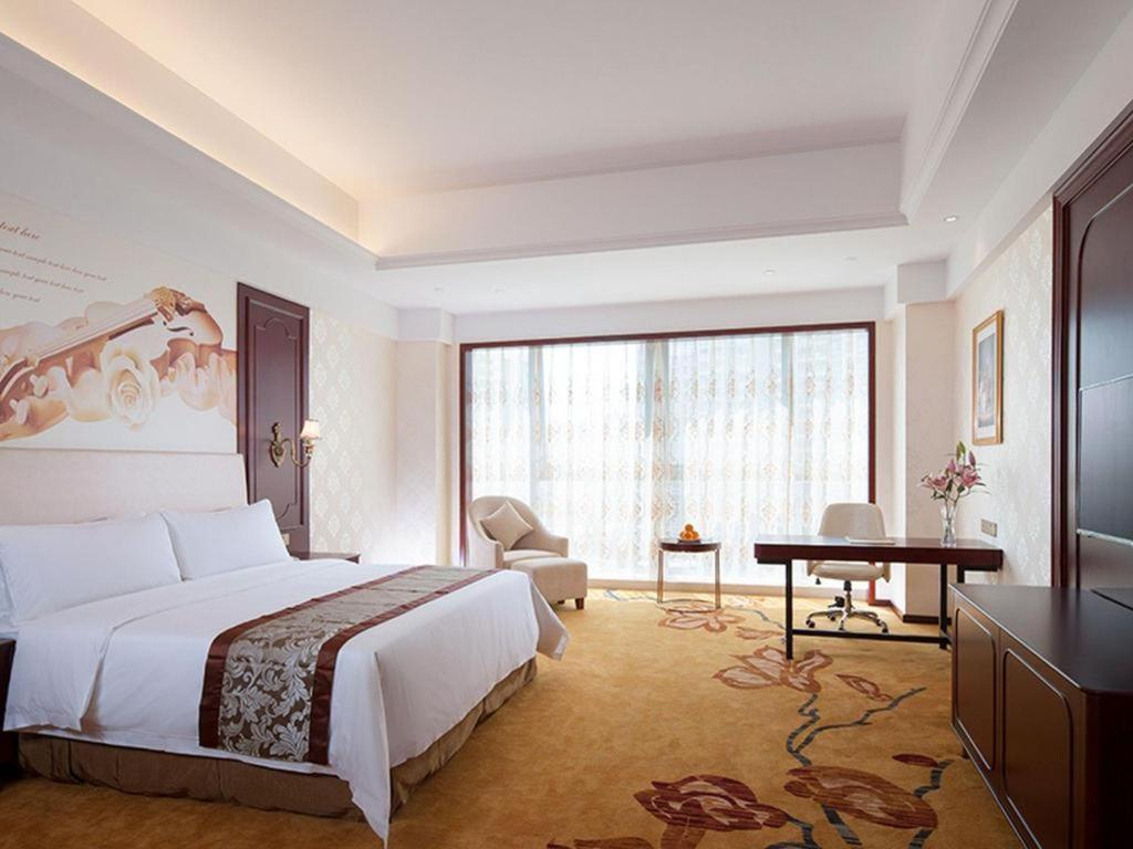 Vienna International Hotel (Huiyang Municipal Square) 23/43