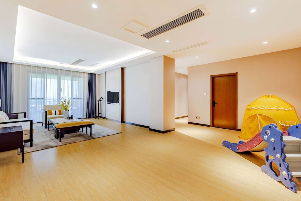 Howard Johnson Lakeview Hotel Huaibei 25/48