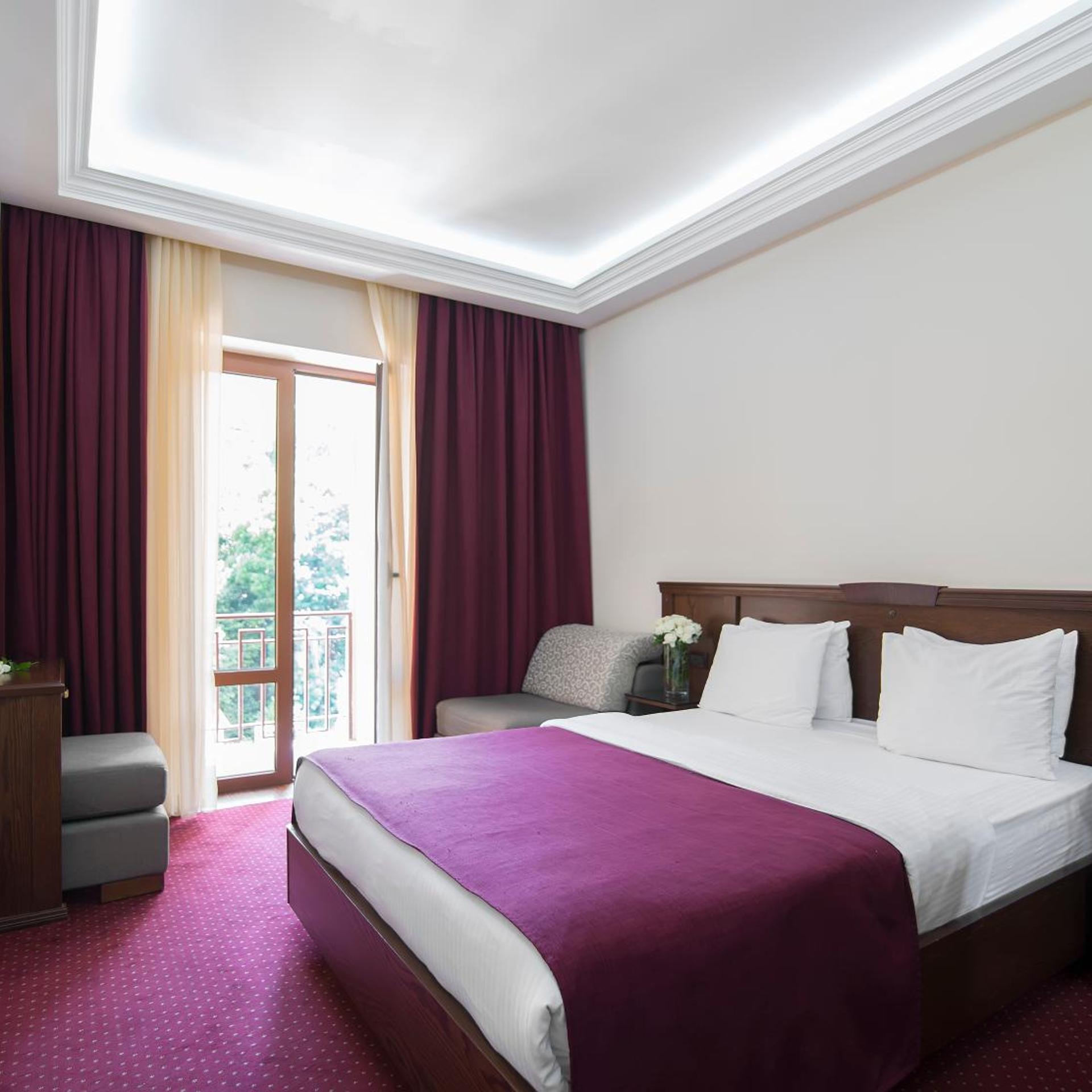 Elegant Hotel & Resort 20/60